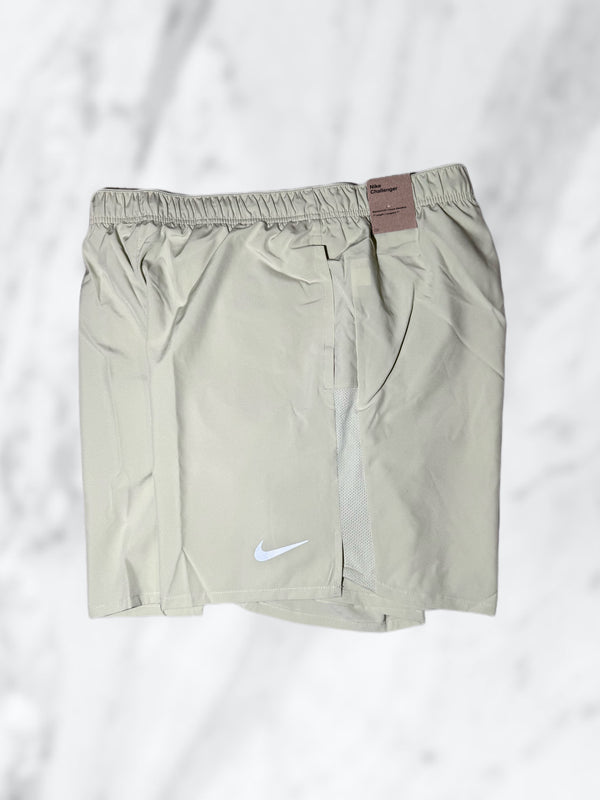 Nike Challenger 7” Shorts Olive Aura